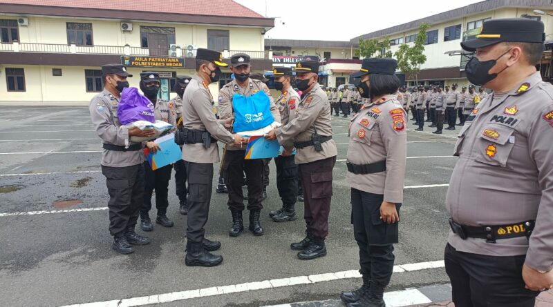 Wujud Kepedulian, Kapolrestabes Salurkan Bantuan Sembako Kapolri dan Kapolda Sumut Kepada Warga Kurang Mampu di Medan