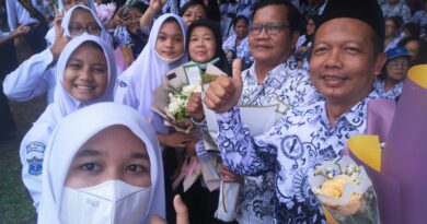 Ka. UPT SMP Negeri 7 Bersama Para Guru dan Ratusan Siswanya Ikuti Upacara Peringatan Hari Guru Pemko Medan