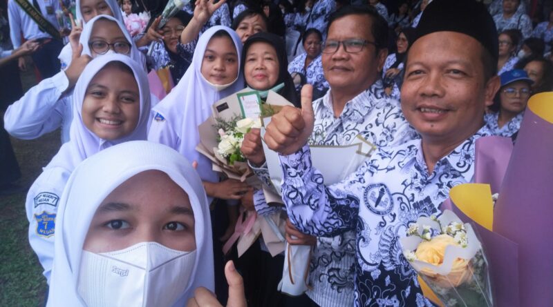 Ka. UPT SMP Negeri 7 Bersama Para Guru dan Ratusan Siswanya Ikuti Upacara Peringatan Hari Guru Pemko Medan