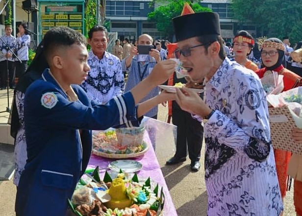 SMA Negeri 3 Medan Laksanakan Upacara Dan Pemotongan Nasi Tumpeng Syukuran Hari Guru Nasional