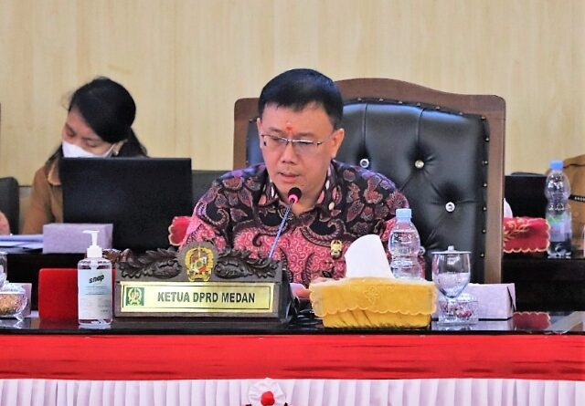 Ketua DPRD Kota Medan, Hasyim SE, pada saat memimpin rapat di DPRD Kota Medan. (ist/red)