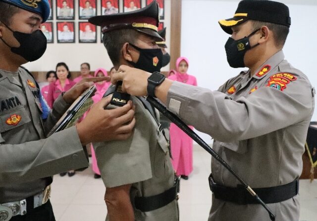 Kapolres Tanah Karo, AKBP Ronny Nicholas Sidabutar SH SIK MH saat melantik dua jabatan kapolsek yang baru di Aula Pur-pur Sage Mapolres Tanah Karo. (Jhonson Siahaan)