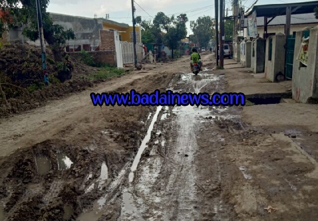 Kondisi Jalan Menteng II, Pasar Merah, yang rusak dan kupak-kapik akibat pengerjaan proyek drainase (gorong-gorong) ditengah badan jalan yang memakan waktu lama. (Jhonson Siahaan)