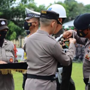 Kapolres Belitung, AKBP Tris Lesmana Zeviansyah SH SIK MSi saat memimpin Apel Pasukan dan menyematkan pita dimulainya Operasi Lilin Menumbing di Halaman Mapolres Belitung dalam rangka PAM Nataru. (ist/rill)