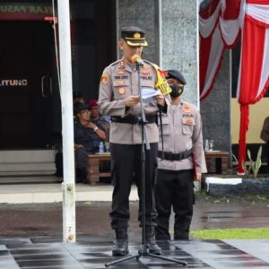 Kapolres Belitung, AKBP Tris Lesmana Zeviansyah SH SIK MSi saat membacakan amanat dari Kapolri dalam Apel Pasukan dimulainya Operasi Lilin Menumbing di Halaman Mapolres Belitung dalam rangka PAM Nataru. (ist/rill)