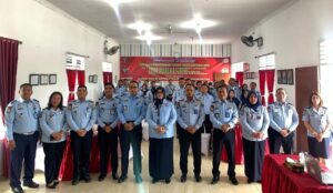 Kalapas Perempuan Kelas II A Medan, Ema Puspita Bc.IP SPd MH saat foto bersama dengan Tim Kemenkumham usai melakukan Studi Lapas Perempuan. (ist/repro/Lapas Perempuan Kelas II A Medan)