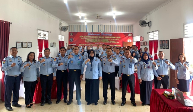 Kalapas Perempuan Kelas II A Medan, Ema Puspita Bc.IP SPd MH saat foto bersama dengan Tim Kemenkumham usai melakukan Studi Lapas Perempuan. (ist/repro/Lapas Perempuan Kelas II A Medan)