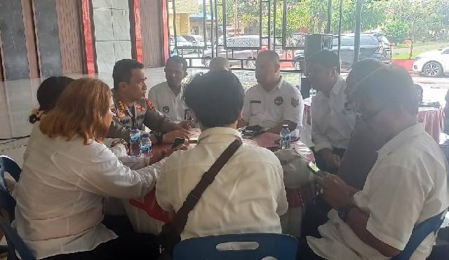 Kapolresta Deli Serdang, Kombes Pol Irsan Sinuhaji SH SIK MH saat menyambut audensi Panitia Natal KWK Kasih di Aula Terbuka Mapolresta Deli Serdang. (ist/rill)