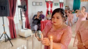 Pegawai Rutan Perempuan Kelas II A Medan, saat menyalakan lilin dalam Perayaan Natal 2022 Rutan Perempuan Kelas II A Medan, yang dilaksanakan di Aula Rutan Perempuan Kelas II A Medan. (ist/rill/Humas Rutan Perempuan Kelas II A Medan/Jhonson Siahaan)