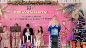 Karutan Perempuan Kelas II A Medan, Ema Puspita Bc.IP SPd MH, selaku Karutan yang turut hadir dalam perayaan tersebut saat memberikan kata sambutan kepada para pegawai dan warga binaan yang merayakan Perayaan Natal 2022, yang dilaksanakan di Aula Rutan Perempuan Kelas II A Medan. (ist/rill/Humas Rutan Perempuan Kelas II A Medan/Jhonson Siahaan)