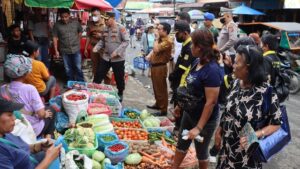 Kapolres Dairi, AKBP Wahyudi Rahmadi SH SIK MM didampingi Sekda Pemkab Dairi, Budianta Pinem dan unsur tiga pilar saat melakukan pengecekan harga bahan pangan (sembako) di pasar-pasar, Kecamatan Sumbul, Kabupaten Dairi. (ist/rill/Jhonson Siahaan)