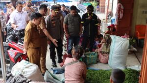 Kapolres Dairi, AKBP Wahyudi Rahmadi SH SIK MM didampingi Sekda Pemkab Dairi, Budianta Pinem dan unsur tiga pilar saat melakukan pengecekan harga bahan pangan (sembako) di pasar-pasar, Kecamatan Sumbul, Kabupaten Dairi. (ist/rill/Jhonson Siahaan)