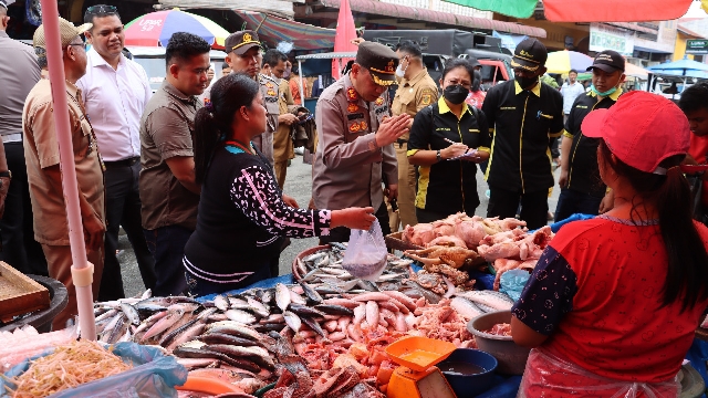 Kapolres Dairi, AKBP Wahyudi Rahmadi SH SIK MM didampingi Sekda Pemkab Dairi, Budianta Pinem dan unsur tiga pilar saat melakukan pengecekan harga bahan pangan (sembako) di pasar-pasar, Kecamatan Sumbul, Kabupaten Dairi. (ist/rill/Jhonson Siahaan)