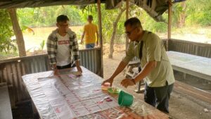 Personil kepolisian Unit Reskrim Polsek Percut Seituan, yang dipimpin Kanit Reskrim Polsek Percut Seituan, Itu Jeffry Simamora SH, saat melakukan penggrebekan di lokasi Judi Dadu yang terletak di Dusun I, Desa Cinta Damai, Kecamatan Percut Seituan, Kabupaten Deli Serdang. (Jhonson Siahaan)