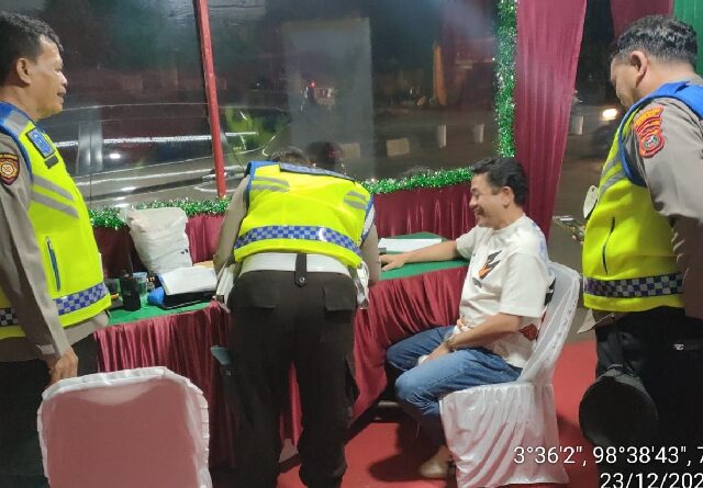 Baintelkam Mabes Polri, Kombes Pol Yushfi Nasution saat melaksanakan kegiatan pengecekan Pos PAM Nataru di Jalan Kapten Muslim, Medan. (rill/Jhonson Siahaan)