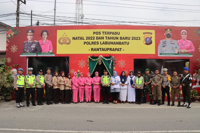 Ketua Cabang Bhayangkari Labuhan Batu, Ny Iin Anhar Arlia Rangkuti bersama rombongan didampingi Kasat Lantas, AKP Muhammad Ainul Yaqin SH SIK MH saat foto bersama saat melakukan kunjungan di Pos PAM Nataru. (rill/Jhonson Siahaan)