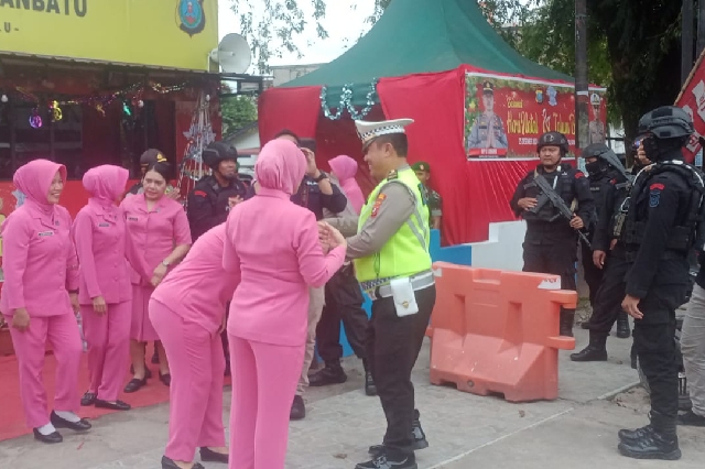 Kanit Lantas Polsek Kualu Hulu, Ipda Zulkarnaen Pasaribu saat menerima kunjungan Ketua Cabang Bhayangkari Labuhan Batu, Ny Iin Anhar Arlia Rangkuti bersama rombongan ke Pos PAM Nataru Polsek Kualu Hulu, Aek Kanopan. (rill/Jhonson Siahaan)