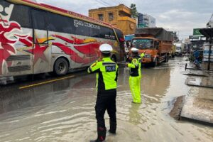 Kasat Lantas Polres Labuhan Batu, AKP Muhammad Ainul Yaqin SH SIK MH bersama dengan personil Sat Lantas Polres Labuhan Batu saat mengatur arus lalu lintas ditengah-tengah banjir di Aek Nabara, Kabupaten Labuhan Batu, Sumatera Utara. (Jhonson Siahaan)