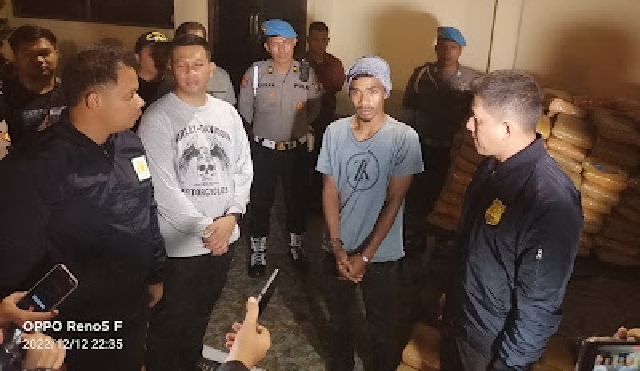 Kapolrestabes Medan, Kombes Pol Valentino Alfa Tatareda SH SIK MSi didampingi Kasat Narkoba, Kompol Raffles Langgak Putra Marpaung SH SIK saat menanyai pelaku yang diduga kurir ganja 1 ton di halaman Sat Narkoba Polrestabes Medan. (ist/repro)