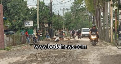 Jalanan di Jalan Menteng II, Kecamatan Medan Denai, Medan, yang penuh dengan lubang dan debu akibat pengerjaan proyek drainase. (Jhonson Siahaan/www.badainews.com)