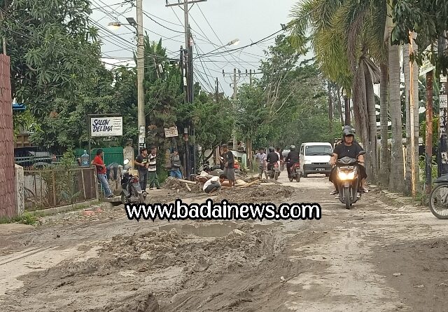 Jalanan di Jalan Menteng II, Kecamatan Medan Denai, Medan, yang penuh dengan lubang dan debu akibat pengerjaan proyek drainase. (Jhonson Siahaan/www.badainews.com)