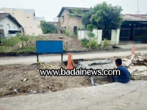 Jalanan di Jalan Menteng II, Kecamatan Medan Denai, Medan, yang penuh dengan lubang dan debu akibat pengerjaan proyek drainase. (Jhonson Siahaan/www.badainews.com)