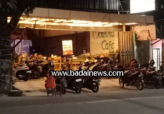 Molivia Cafe, yang terletak di Jalan HM Jhoni, Medan, yang terlihat dari luar terpajang menjual minuman keras jenis beberapa waktu lalu. (Jhonson Siahaan/www.badainews.com)