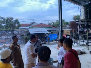 Kanit Reskrim Polsek Percut Seituan, Iptu Jeffry Simamora SH didampingi Panit Reskrim, Ipda Budi Sudarmono, saat menanyai Mei Tin, pemilik gudang puluhan unit sepeda motor, yang dijadikan tempat penyimpanan sepeda motor yang diduga hasil kejahatan didampingi perangkat desa setempat, di Jalan Rambungan, Desa Tembung, Kecamatan Percut Seituan. (Jhonson Siahaan)