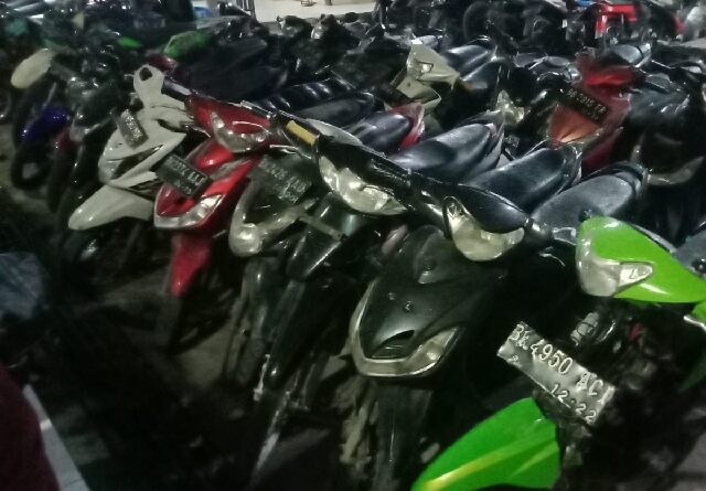 Puluhan unit sepeda motor yang diamankan dari gudang yang dijadikan sebagai penampungan atau penyimpanan sepeda motor yang diduga hasil kejahatan saat digrebek personil kepolisian Polsek Percut Seituan di Jalan Rambungan, Desa Tembung, Kecamatan Percut Seituan. (Jhonson Siahaan)