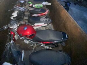 Puluhan unit sepeda motor yang diamankan dari gudang yang dijadikan sebagai penampungan atau penyimpanan sepeda motor yang diduga hasil kejahatan saat digrebek personil kepolisian Polsek Percut Seituan di Jalan Rambungan, Desa Tembung, Kecamatan Percut Seituan. (Jhonson Siahaan)