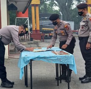 Kasat Samapta Polrestabes Medan, Kompol Pardamean Hutahaean SH SIK MH dihadapan personil Sat Samapta Polrestabes mewakili Kapolrestabes Medan, Kombes Pol Valentino Alfa Tatareda SH SIK MSi saat melakukan Penandatanganan Fakta Integritas terhadap personil di halaman Sat Samapta Polrestabes Medan. (Jhonson Siahaan)