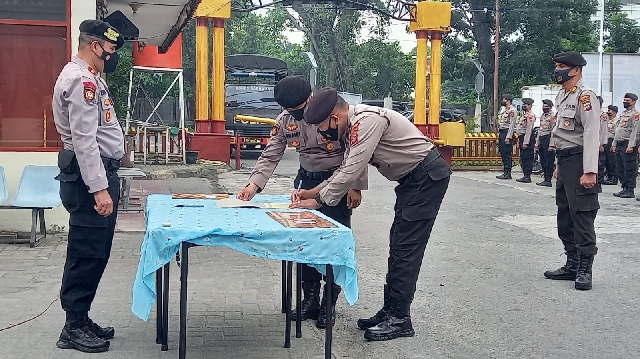 Kasat Samapta Polrestabes Medan, Kompol Pardamean Hutahaean SH SIK MH dihadapan personil Sat Samapta Polrestabes mewakili Kapolrestabes Medan, Kombes Pol Valentino Alfa Tatareda SH SIK MSi saat melakukan Penandatanganan Fakta Integritas terhadap personil di halaman Sat Samapta Polrestabes Medan. (Jhonson Siahaan)