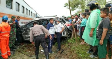 Laka Lantas, kereta api Sri Bilah U-54 menabrak mobil Wuling, di Labuhan Batu. (ist)