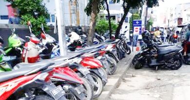 Parkir sepeda motor yang berada didepan RS Murni Teguh, Jalan Jawa, Medan, semerawut dan membuat arus lalu lintas menjadi macet. (ist)