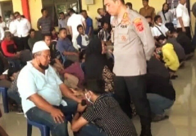 Kapolresta Deli Serdang, Kombes Pol Irsan Sinuhaji SH SIK MH saat memberikan himbauan kepada anak-anak anggota geng motor dihadapan orang tuanya ketika meminta maaf kepada orangtuanya di halaman Mapolresta Deli Serdang. (ist)