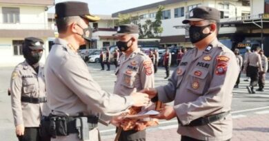 Kapolrestabes Medan, Kombes Pol Valentino Alfa Tatareda SH SIK MSi saat memberikan penghargaan kepada personil yang berprestasi di halaman Mapolrestabes Medan. (ist)