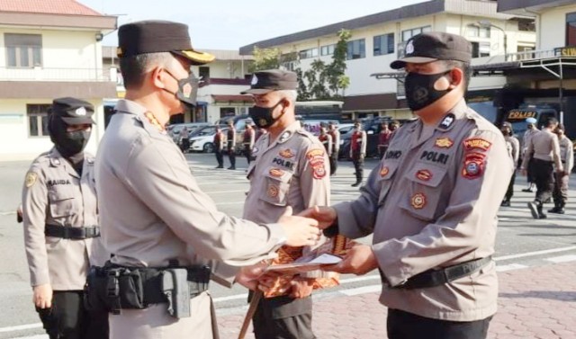 Kapolrestabes Medan, Kombes Pol Valentino Alfa Tatareda SH SIK MSi saat memberikan penghargaan kepada personil yang berprestasi di halaman Mapolrestabes Medan. (ist)