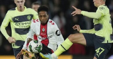 Bek kanan Southampton, Kyle Walker Peters (tengah) mempertahankan bola dari rebutan para pemain Manchester City pada perempat final Carabao Cup 2022/2023, Kamis (12/01/2023) WIB. (int/ist/AP Photo/Alistair)