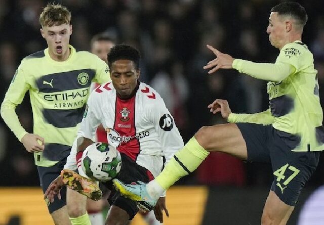 Bek kanan Southampton, Kyle Walker Peters (tengah) mempertahankan bola dari rebutan para pemain Manchester City pada perempat final Carabao Cup 2022/2023, Kamis (12/01/2023) WIB. (int/ist/AP Photo/Alistair)