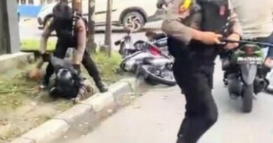 Personil Dit Samapta Polda Sumut saat mengamankan enam orang pelajar yang konvoi membawa senjata tajam saat akan melakukan tawuran di Jalan Ngumban Surbakti, Medan. (Jhonson Siahaan)