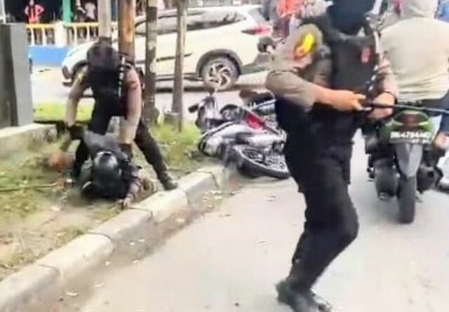 Personil Dit Samapta Polda Sumut saat mengamankan enam orang pelajar yang konvoi membawa senjata tajam saat akan melakukan tawuran di Jalan Ngumban Surbakti, Medan. (Jhonson Siahaan)