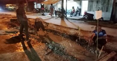 Warga Jalan Menteng II, Kelurahan Binjai, Kecamatan Medan Denai, saat panen ikan lele di kolam yang ada di badan jalan yang terletak di Jalan Menteng II. (Jhonson Siahaan)