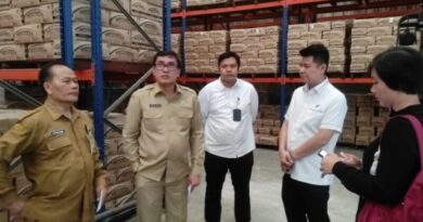 Tim Satgas Pangan Provinsi Sumut saat melakukan pemeriksaan terhadap gudang PT Yorgo Anugerah Nusantara, Medan. (Jhonson Siahaan)