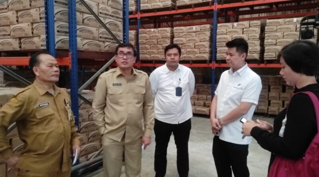 Tim Satgas Pangan Provinsi Sumut saat melakukan pemeriksaan terhadap gudang PT Yorgo Anugerah Nusantara, Medan. (Jhonson Siahaan)