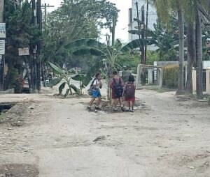 Warga sekitar yang menanam pohon pisang ditengah badan jalan di Jalan Menteng II, karena kesal dengan jalan rusak usai dilakukan pembangunan drainase bawah tanah yang ditinggal begitu saja oleh Dinas PU Pemko Medan. (Jhonson Siahaan)