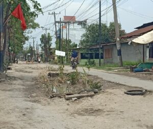 Warga sekitar yang membuat taman ditengah badan jalan di Jalan Menteng II, karena kesal dengan jalan rusak usai dilakukan pembangunan drainase bawah tanah yang ditinggal begitu saja oleh Dinas PU Pemko Medan. (Jhonson Siahaan)