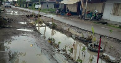 Jalan Menteng II, Kelurahan Binjai, Kecamatan Medan Denai, yang berlumpur dan berlubang mirip dengan kubangan kerbau saat hujan tiba. (Jhonson Siahaan)