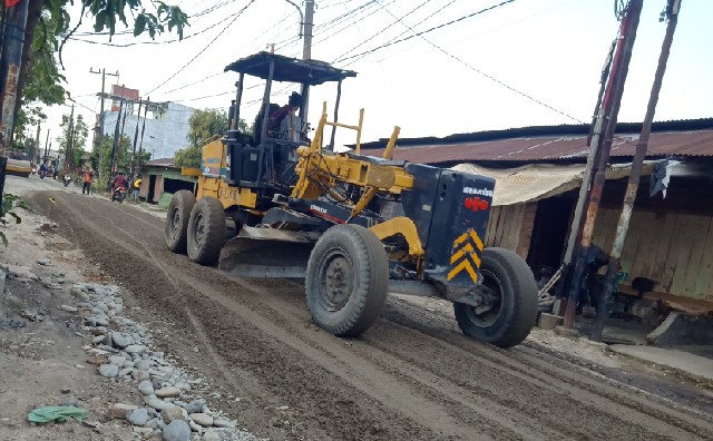 Proyek perataan jalan yang berlangsung di Jalan Menteng II, Kelurahan Binjai, Kecamatan Medan Denai, tidak ada plang proyeknya. (Jhonson Siahaan)