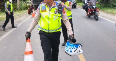 Kasat Lantas Polrestabes Medan, Kompol Muhammad Rikki Ramadhan SH SIK, bersama personil saat mengatur arus lalu lintas di jalur lintas wisata Berastagi. (Jhonson Siahaan)