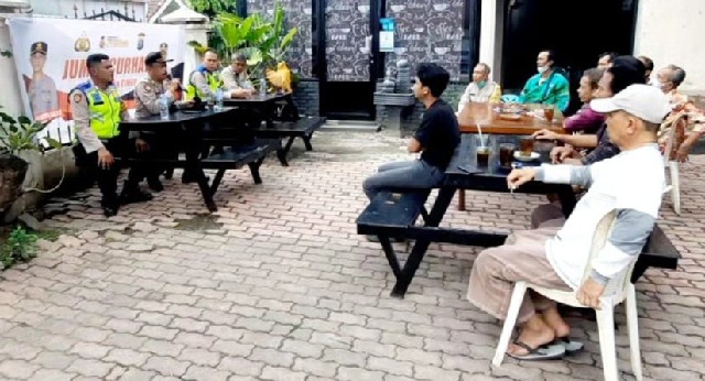 Kapolsek Medan Timur, Kompol Rona Buha Tambunan SH SIK saat menerima aspirasi masyarakat dalam kegiatan Jumat Curhat yang dilakukan di salah satu warung. (Jhonson Siahaan)